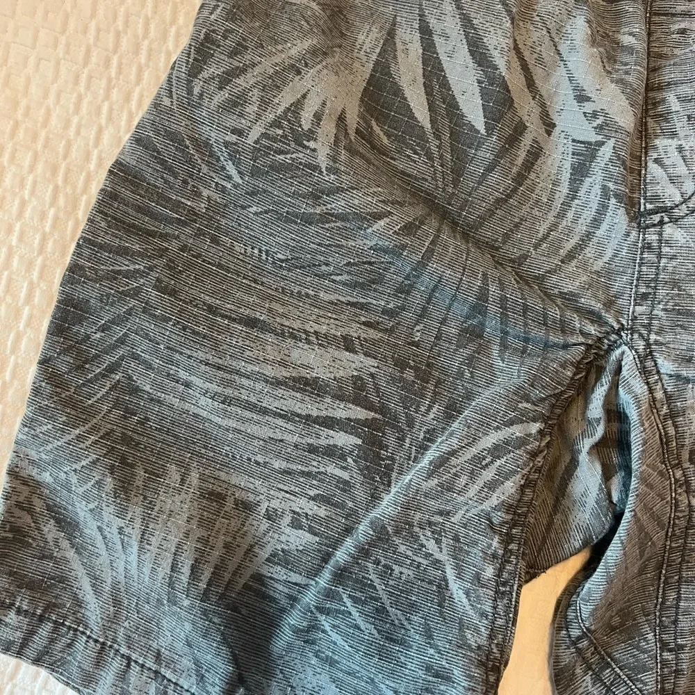 GAP Kids Boys Elastic Waist Gray Tropical Print Trek Shorts Size M (8)